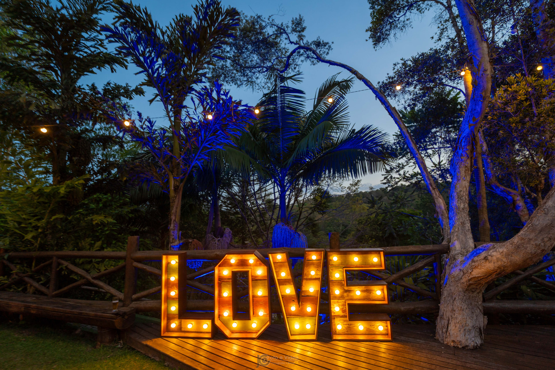 Letreiro LOVE iluminado no deck à noite