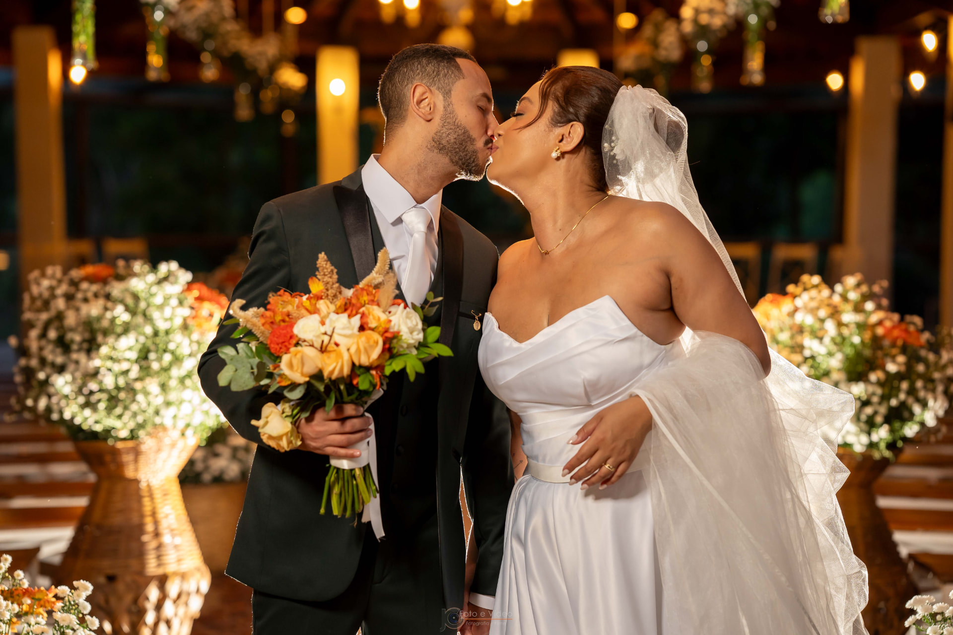 Noivos se beijando no altar iluminado