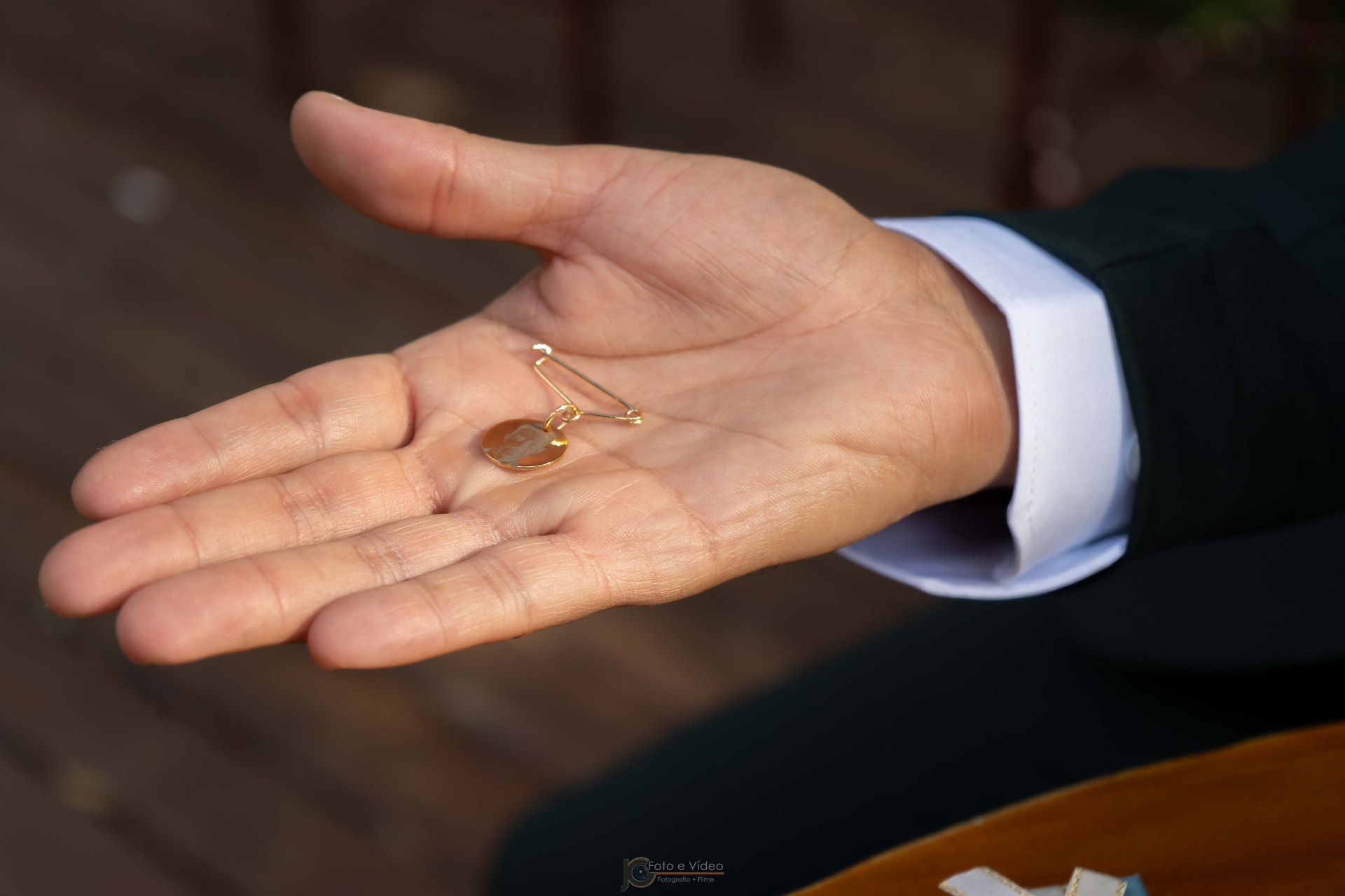 Detalhe do broche do noivo