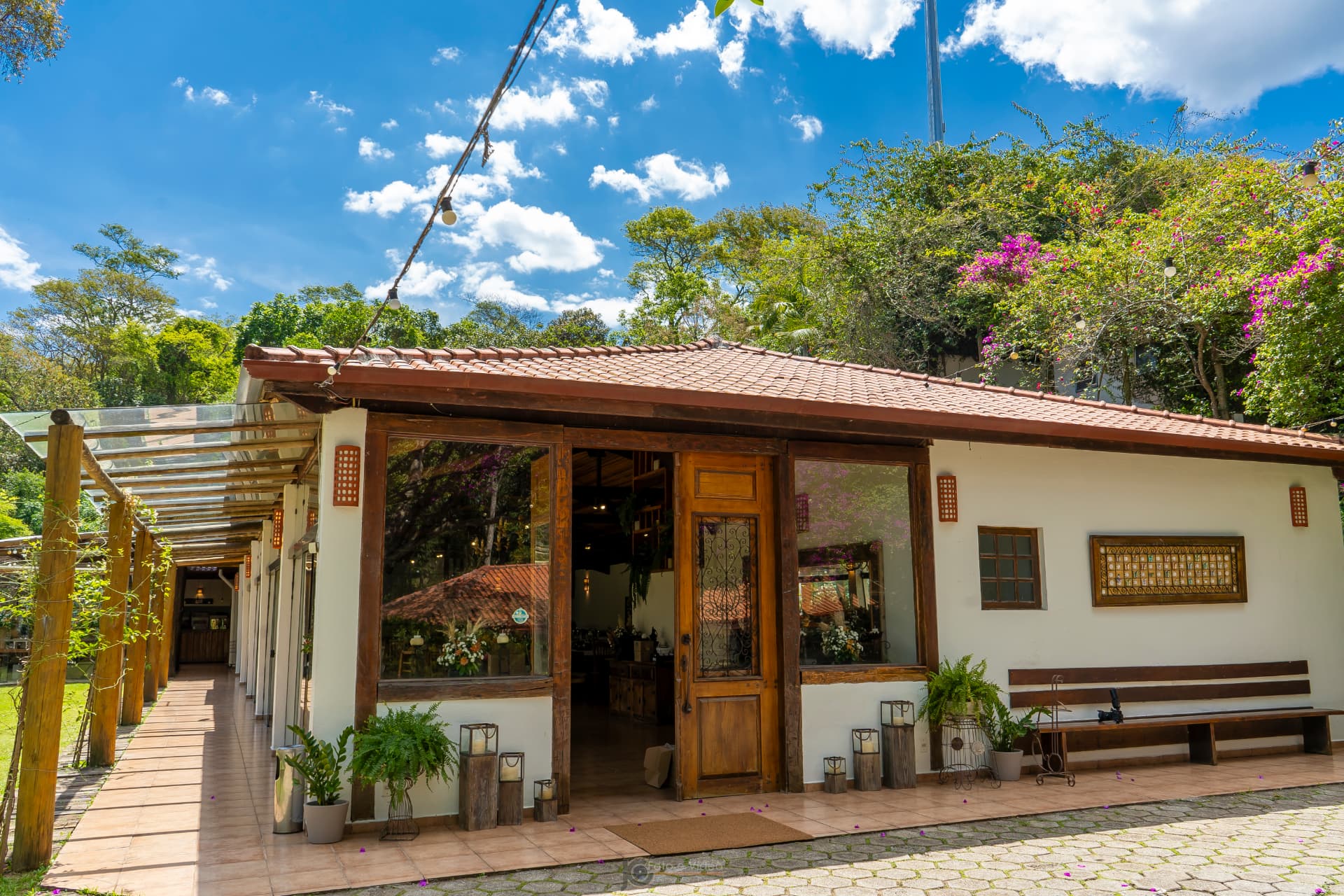Fachada do Espaço Cantareira em meio à mata